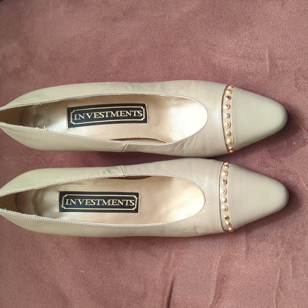 Investments size 6 Taupe/Tan heels with embellishment across the top